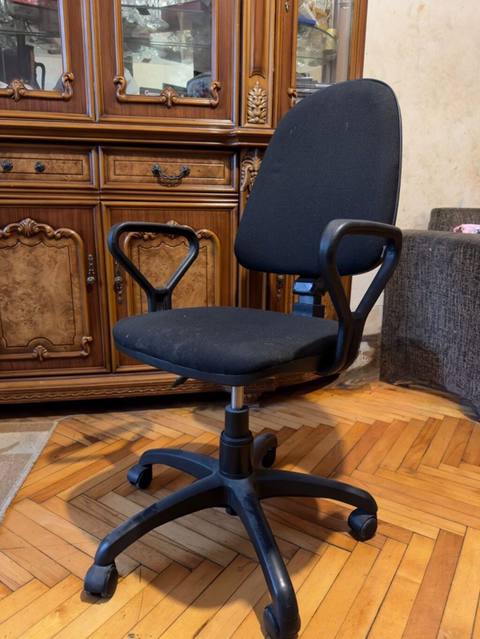 Qara ofis/kompüter kreslosu - Yumşaq parça oturacaq və arxa hissə — Mobilya