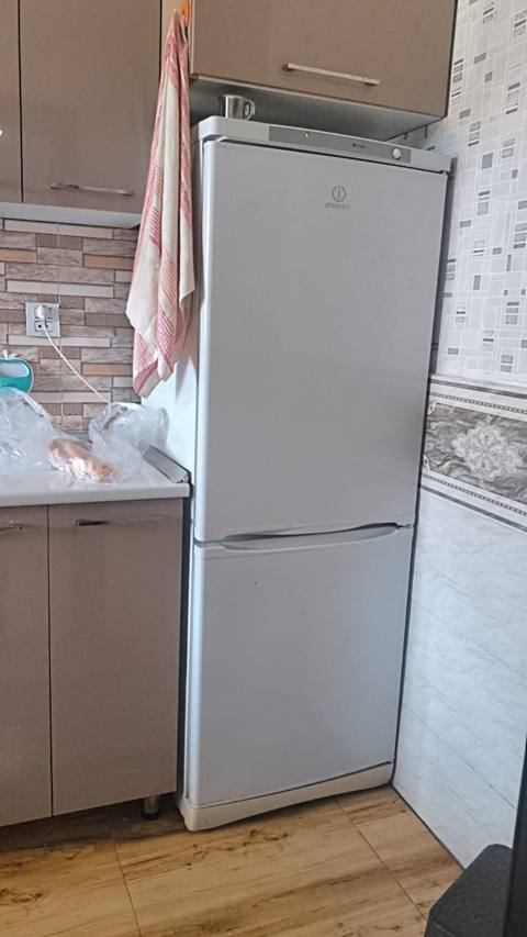 Soyuducu satılır. Məlumat: - Qiymət: 280 AZN - Ölçü: hündürlük 1.70 m — Баку