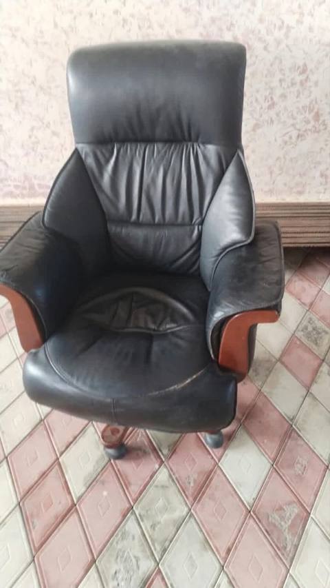 Kreslo satılır. - Material: Qara dəri üzlük, taxta dekorativ yanaq — 200 ₼ · Bakı · Kreslolar Kreslo satılır. - Material: Qara dəri üzlük, taxta dekorativ yanaq — Bakı