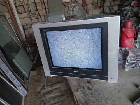 Televizor satılır.tam işlək vəziyyətdədi.qiyməti 30 manat.ünvan — Elvin.Ə