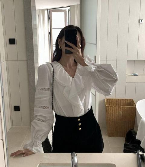 Ağ rəngli qadın bluzası - Stil: Romantik/feminen dizayn, V-yaxalı və — Saray