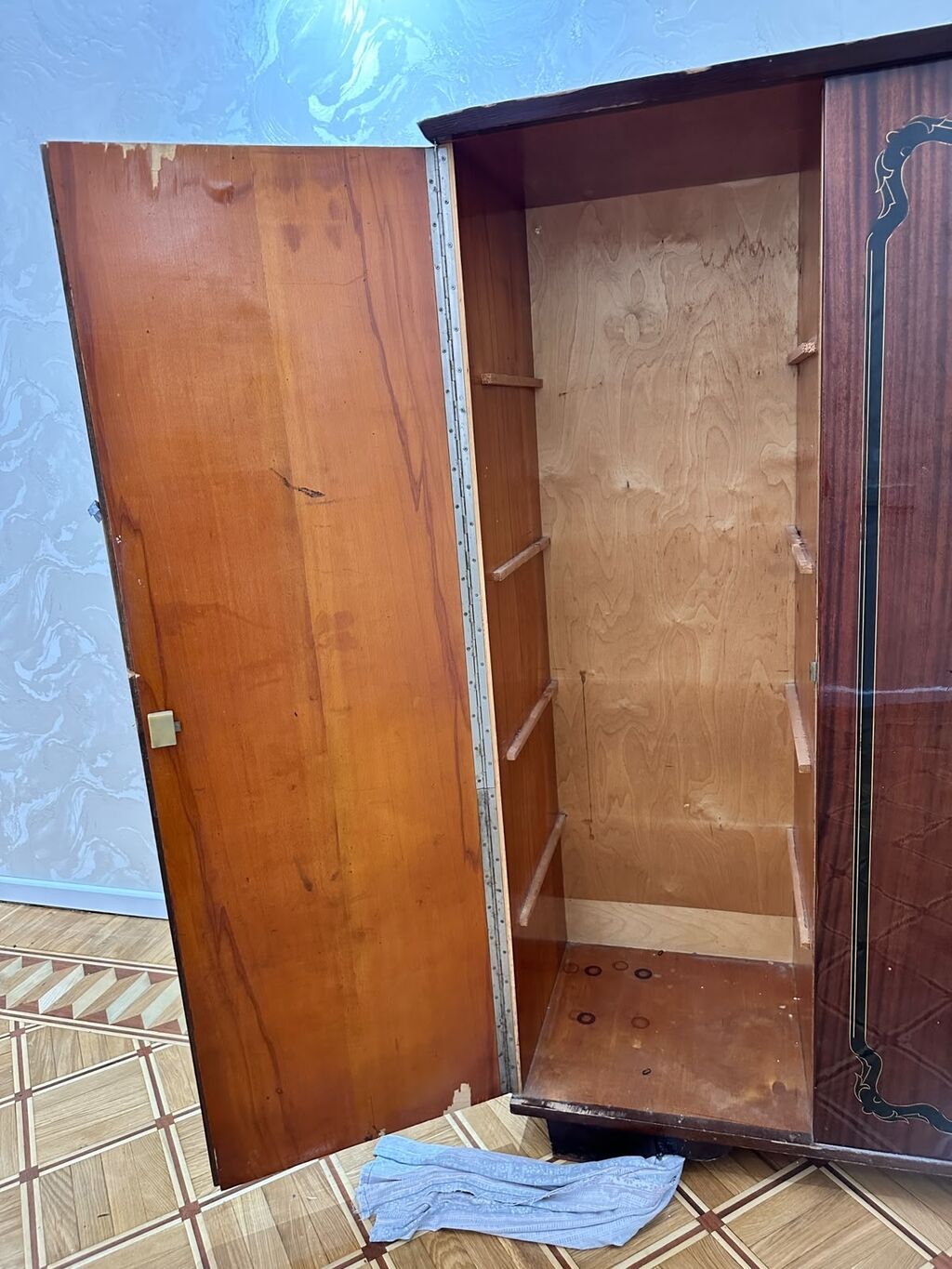 Üç qapılı taxta paltar dolabı - Material: şpon örtüklü — Şkaflar, Bakı