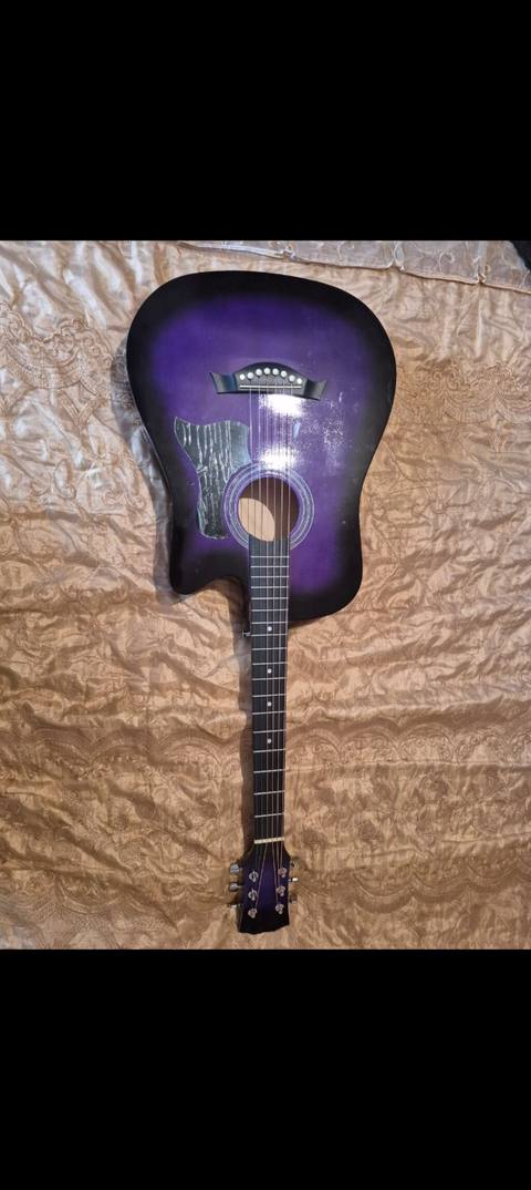 Akkustik gitara – kəsik (cutaway) korpuslu, bənövşəyi–qara gradient — 110 ₼ · Ganja · Gitarlar və digər simli alətlər Akkustik gitara – kəsik (cutaway) korpuslu, bənövşəyi–qara gradient — Ganja