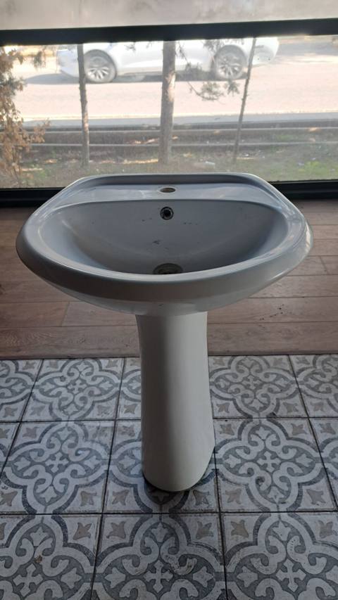 Pedestal lavabo – klassik dizayn, keramika material. - Rəng: ağ - Tip — Baku