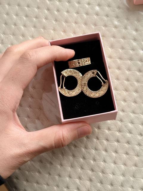Dior qizil dəst yeni işlənmiyib 5.23 gr 585 əyar Təmiz qızıl yoxladada — 890 ₼ · Bakı, Nəsimi · Başqa Dior qizil dəst yeni işlənmiyib 5.23 gr 585 əyar Təmiz qızıl yoxladada — Bakı