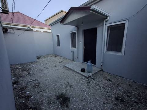 2 otaqlı həyət evi Xüsusiyyətlər: - Ayrı hasarlanmış kiçik həyət — Баку