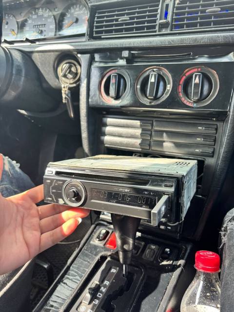 Pioneer DEH-3050UB avtomobil maqnitofonu - Ön paneldə USB girişi, AUX — Гобу