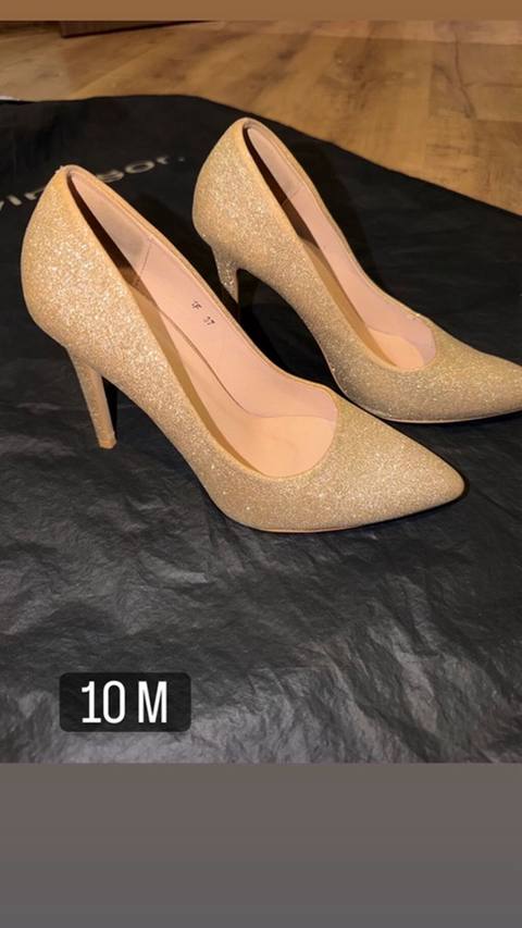 Qızılı rəngli, parıltılı qadın gümüşə bənzər tuflilər - Model: Klassik — 10 ₼ · Масазыр · Tufl Qızılı rəngli, parıltılı qadın gümüşə bənzər tuflilər - Model: Klassik — Масазыр