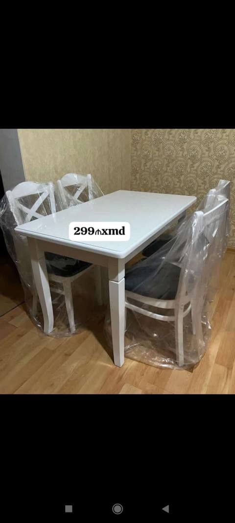 Ağ rəngli mətbəx masası və 4 stul dəsti. Dəst düzbucaqlı formalı masa — ავეჯი
