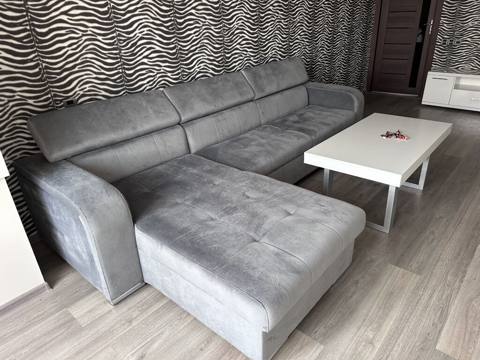 Boz rəngli künc divan satilir. Yenidir istifade olunmayib. Stolun — Жумшак эмерек топтомдору
