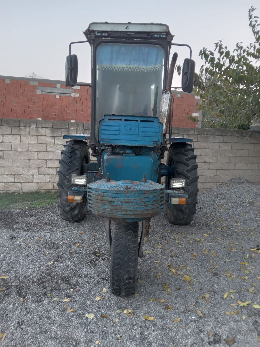 Mavi rəngli təkönlü (3 təkərli) kabinəli traktor və qoşqu — Traktorlar, İmişli (2)