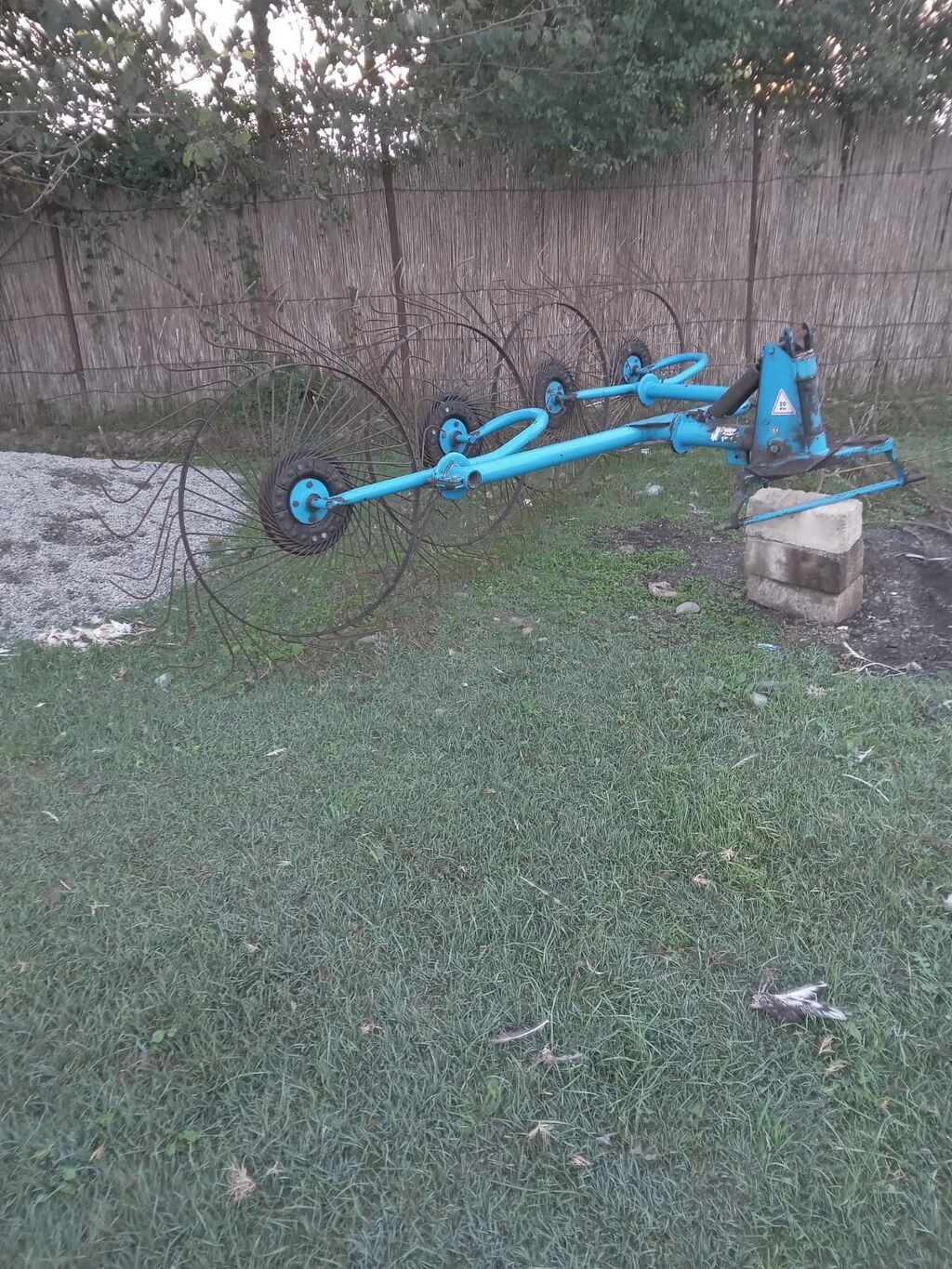 Mavi rəngli təkönlü (3 təkərli) kabinəli traktor və qoşqu — Traktorlar, İmişli (6)