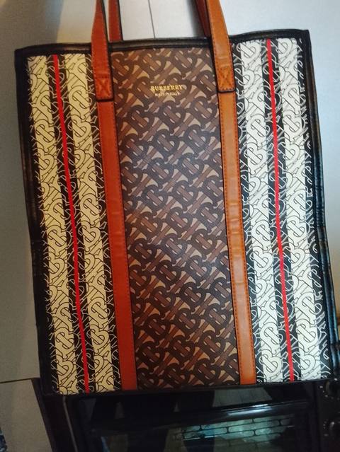 Burberry dizaynlı qadın çantası. Geniş və düzbucaqlı formaya malik bu — Geyim, ayaqqabı, aksesuarlar