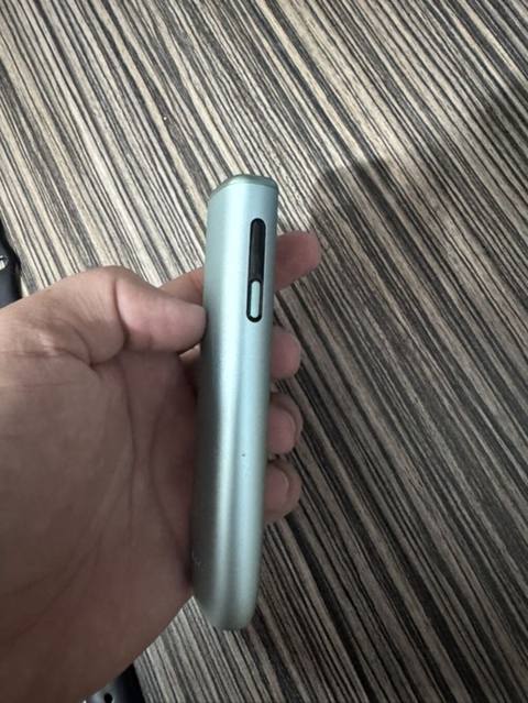 Iqos elektron siqaret cihazı. Şəkillərdə görünən model kompakt və — Geyim, ayaqqabı, aksesuarlar