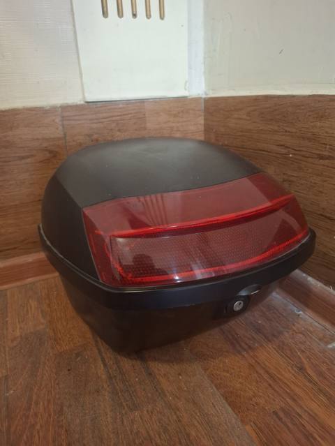 Motosiklet üçün arxa yük qutusu (top case). Qara rəngli, sərt plastik — Digah
