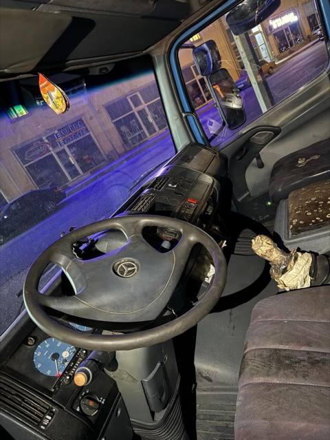 Mercedes markalı yük daşıma üçün qapalı furqon tipli yük maşını — Goranboy