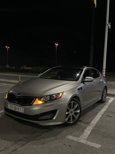 Kia Optima sedan kuzalı avtomobildir. Şəkillərdə avtomobil gümüşü — Дигях