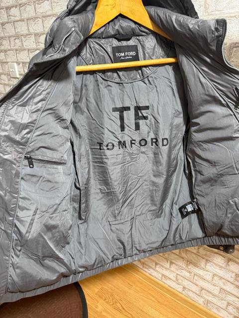 Tom Ford dizaynlı kişi üçün şişme qış gödəkçəsi. Gödəkçə boz rəngdədir — Баку