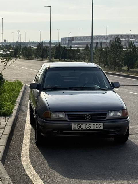 Opel Astra: 1.4 l 1993 il 499999 km Sedan — 4 499 ₼ · 1993 · 499 999 км · Баку · Avtomobillər Opel Astra: 1.4 l 1993 il 499999 km Sedan — Баку