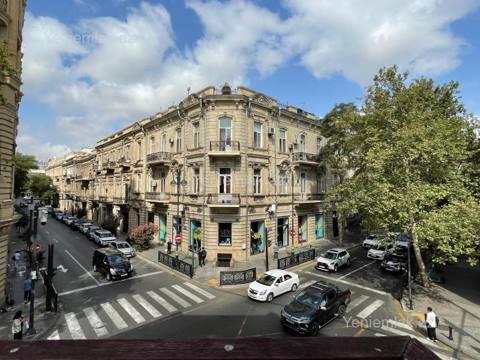 Kirayə 5 otaqlı Bina evi menzil (Köhnə tikili), 350 m², Səbail rayonu — Baku