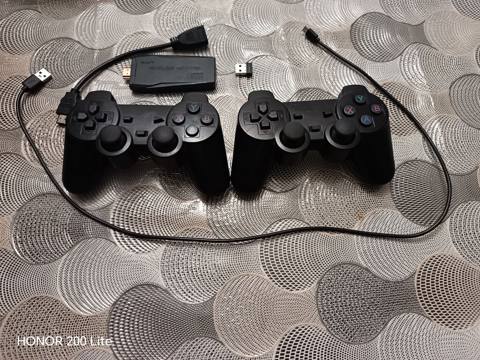 2 ədəd simsiz oyun pultu və USB qəbuledici dəsti. Dəstə daxil — Сумгайыт