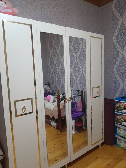 4 qapılı paltar şkafı - Rəng: ağ, qızılı dekor xətləri və qızılı — Furniture