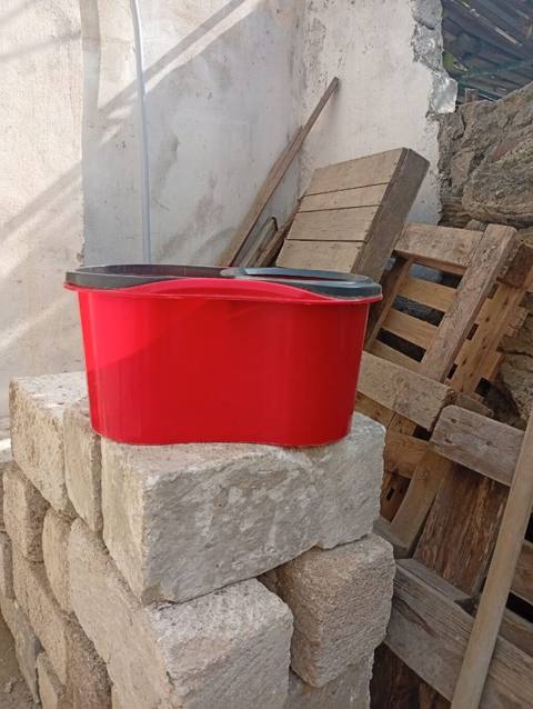 Qırmızı rəngli döşəmə silmə vedrəsi, sıxma bölməsi ilə. Plastik — Bakı