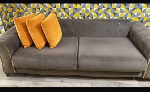 Divan 220 Azn. Seliqeli veziyyetde. Olcu texmini 2metr. Unvan Qarayev — Furniture