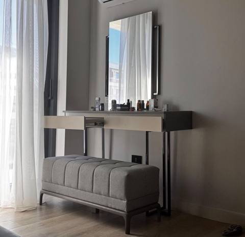 Müasir dizaynlı makiyaj masası və puf - Düz xətli, minimalist üslub — Furniture
