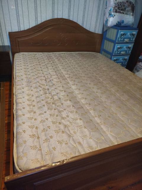 İki nəfərlik taxt+matras.Altı dəmir karkaslıdır.Qırığı — Жатын бөлме жиһазы жинақтары