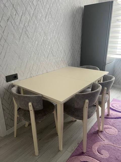 Metbex masasi 300azn eni 90 uzunluq 1.40 acilan masadi 6 eded stulu — ავეჯი