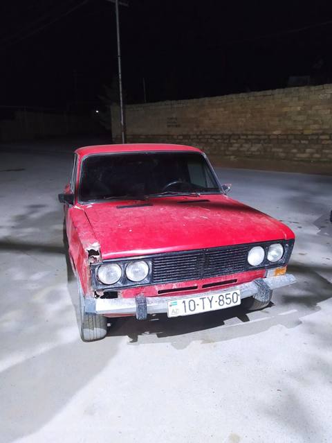 VAZ 2106, qırmızı sedanın klassik kuzovu Xüsusiyyətlər: - Kuzov: 4 — Baku