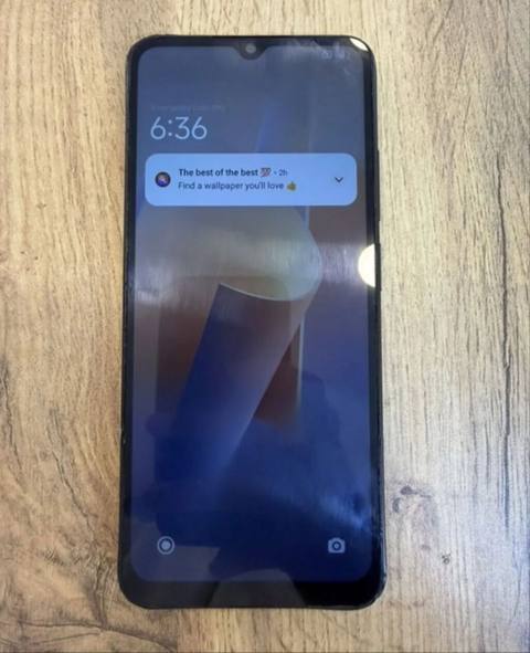 Smartfon – damla tipli ön kamera çıxıntısı olan, geniş ekranlı model — Khachmaz