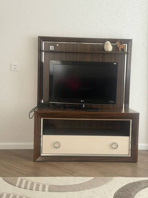 Qonaq otağı mebel dəsti - TV stendi: tünd qəhvəyi taxta görünüşlü — Mebel
