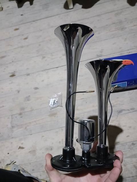 İki borulu hava siqnalı (air horn) - Gərginlik: 12V/24V (etiketdə — Масазыр
