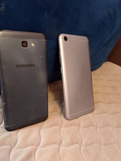 İki ədəd smartfon dəsti 1) Samsung smartfon - Arxa qapaqda “Samsung” — Baku
