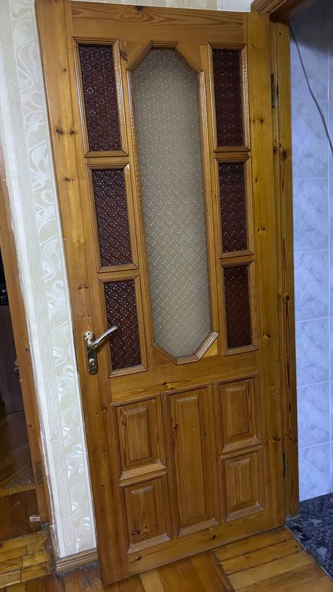 Taxta otaq qapısı, dekorativ şüşəli dizaynda təqdim olunur. Qapının — Sumgayit