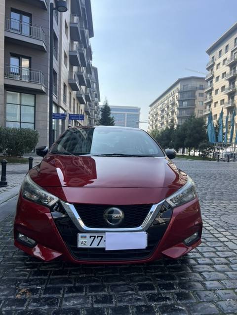 Nissan Versa (yeni nəsil) sedan – al qırmızı rəngli, şəhər üçün ideal — Baku