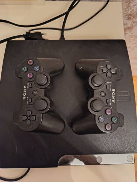 Sony PlayStation 3 (PS3) konsolu və iki ədəd DualShock 3 oyun pultu — Baku