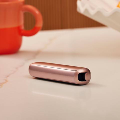 Ploom aura Yenidi Ağ qara qızılı gümüşü mavi rəngləri var. Azadlıq — Baku