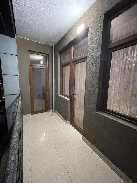 Mənzildə geniş eyvan və şəhər panoraması olan sanitar qovşağı — Baku