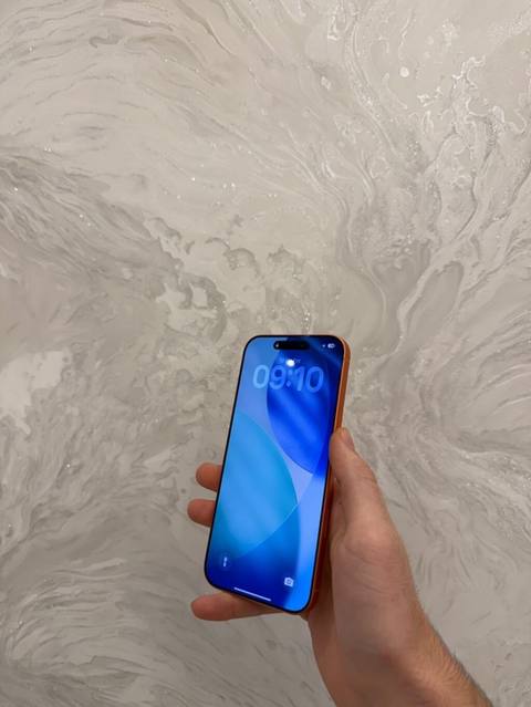 Məhsul: Narıncı rəngli smartfon - Ekran: Tam ekran çentikli ön panel — Исмаиллы