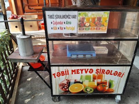 Təbii meyvə şirəsi köşkü və avadanlıqları - Mobil şirə köşkü: təkərli — Baku