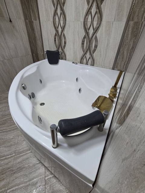 Künc tipli hidromassajlı vanna (jacuzzi) - Forma: üçbucaq/künc — 380 ₼ · Сарай · Vannalar və jakuzi Künc tipli hidromassajlı vanna (jacuzzi) - Forma: üçbucaq/künc — Сарай