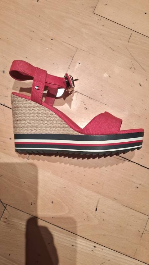 Tommy Hilfiger qadın sandaleti – qırmızı, platformalı/kilidli model — Baku