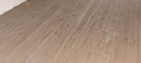 14 mm qalınlığında, ümumi sahəsi 50 m² olan laminat satılır. Laminat — Баку