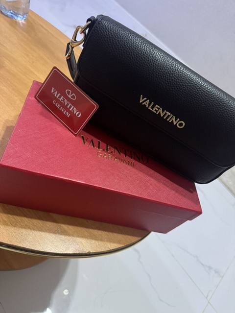 Valentino Garavani qadın çiyn çantası - Rəng: qara - Material — 30 ₼ · Sumgayit · Çantalar, çamadanlar, cüzdanlar Valentino Garavani qadın çiyn çantası - Rəng: qara - Material — Sumgayit