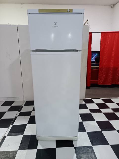 Indesit iki kameralı soyuducu - Üst hissədə dondurucu bölmə — Агджабеди