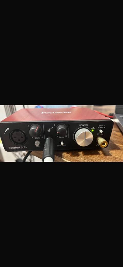 Focusrite Scarlett Solo USB audio interfeysi - 2 giriş: - 1 x — Bakı