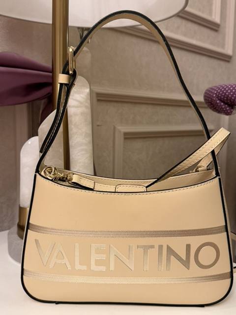 Valentino çiyin/xaçdan asılan çanta - Rəng: krem-bej, kontrast qara — 130 ₼ · Baku · Çantalar, çamadanlar, cüzdanlar Valentino çiyin/xaçdan asılan çanta - Rəng: krem-bej, kontrast qara — Baku